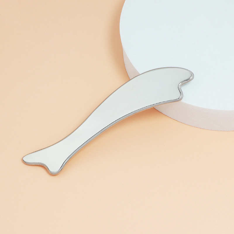 คณะกรรมการ Gua Sha โลหะผสมสังกะสีรูปปลาพร้อมสีและโลโก้ส่วนบุคคล