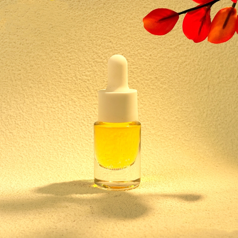 ขวดน้ำมันหอมระเหยแก้วเล็กๆที่มีโลหะหรือหยดไม้ ขวดน้ำมันหอมระเหยแก้วเล็กๆที่มีโลหะหรือหยดไม้