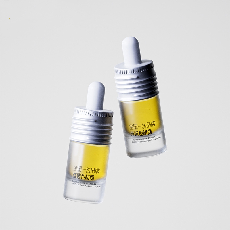 ขวดน้ำมันหอมระเหยแก้วเล็กๆที่มีโลหะหรือหยดไม้ ขวดน้ำมันหอมระเหยแก้วเล็กๆที่มีโลหะหรือหยดไม้