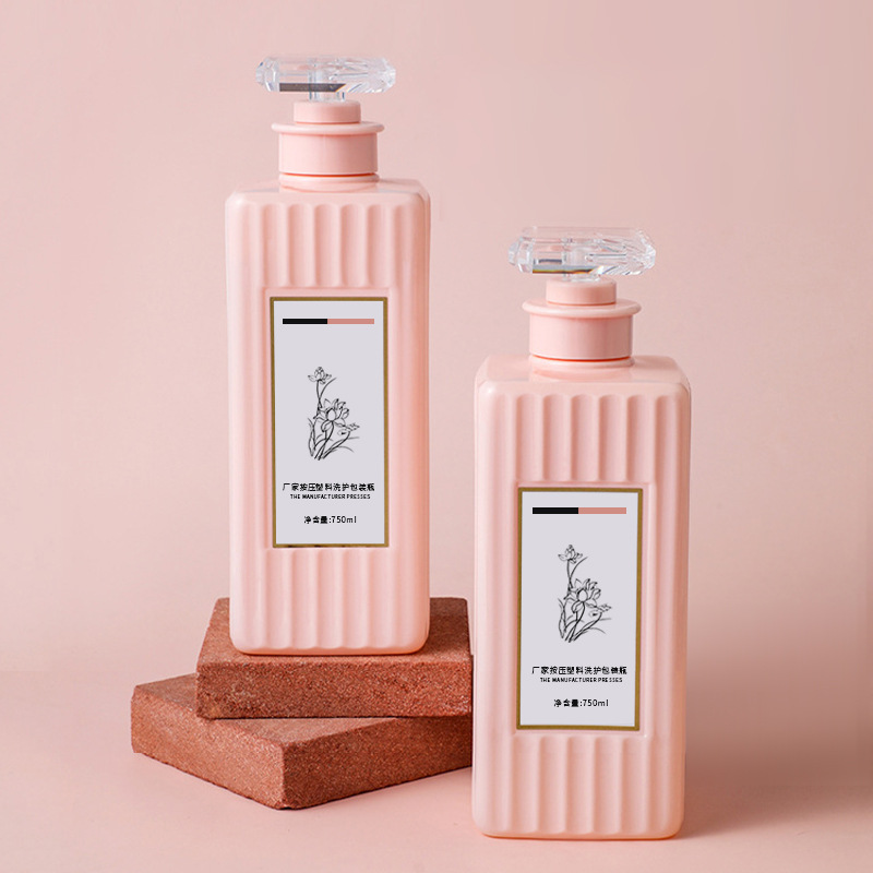 500ml 750ml ขวดปั๊มโลชั่นสัตว์เลี้ยงพลาสติกสี่เหลี่ยมที่มีพื้นผิวรูปทรงลายสำหรับน้ำมันผมแชมพูและครีมนวดผมภาชนะเครื่องสำอาง