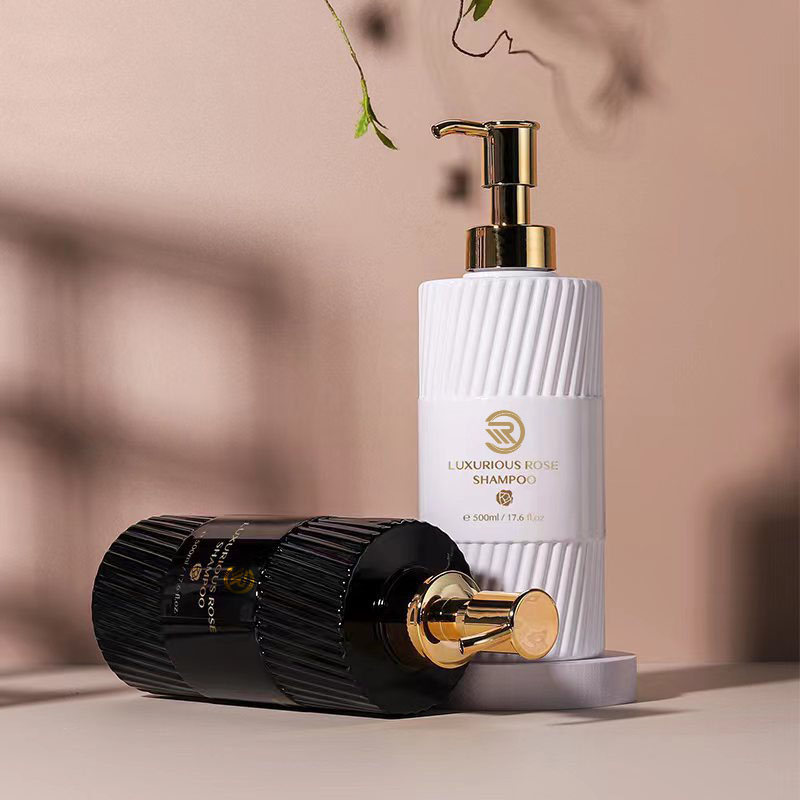 เป็นมิตรกับสิ่งแวดล้อม 500ml ไหล่แบนแชมพูขวดเจลอาบน้ำสีขาวแถบสีดำกดปั๊มพลาสติก Emulsion บรรจุภัณฑ์สำหรับโลชั่นใช้ เป็นมิตรกับสิ่งแวดล้อม 500ml ไหล่แบนแชมพูขวดเจลอาบน้ำสีขาวแถบสีดำกดปั๊มพลาสติก Emulsion บรรจุภัณฑ์สำหรับโลชั่นใช้