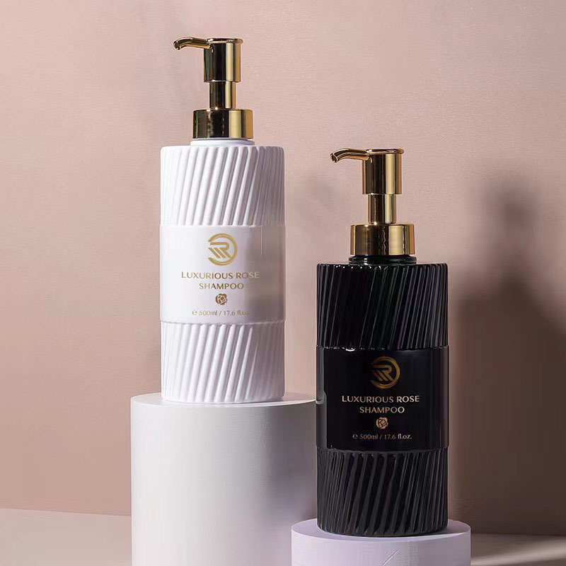 เป็นมิตรกับสิ่งแวดล้อม 500ml ไหล่แบนแชมพูขวดเจลอาบน้ำสีขาวแถบสีดำกดปั๊มพลาสติก Emulsion บรรจุภัณฑ์สำหรับโลชั่นใช้