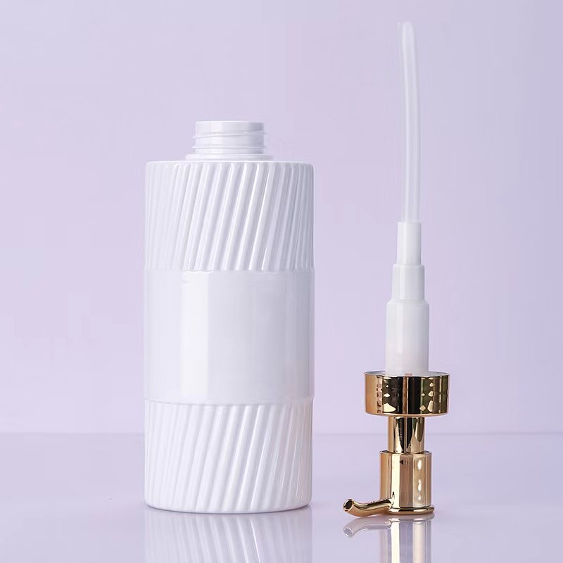 เป็นมิตรกับสิ่งแวดล้อม 500ml ไหล่แบนแชมพูขวดเจลอาบน้ำสีขาวแถบสีดำกดปั๊มพลาสติก Emulsion บรรจุภัณฑ์สำหรับโลชั่นใช้ เป็นมิตรกับสิ่งแวดล้อม 500ml ไหล่แบนแชมพูขวดเจลอาบน้ำสีขาวแถบสีดำกดปั๊มพลาสติก Emulsion บรรจุภัณฑ์สำหรับโลชั่นใช้