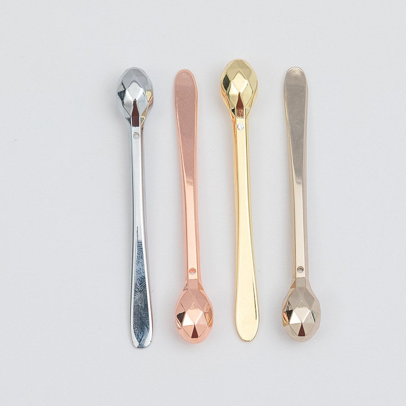 การออกแบบ Diamond-Cut ที่เป็นเอกลักษณ์ของแท่งครีมบำรุงรอบดวงตาโลหะผสมสังกะสี การออกแบบ Diamond-Cut ที่เป็นเอกลักษณ์ของแท่งครีมบำรุงรอบดวงตาโลหะผสมสังกะสี